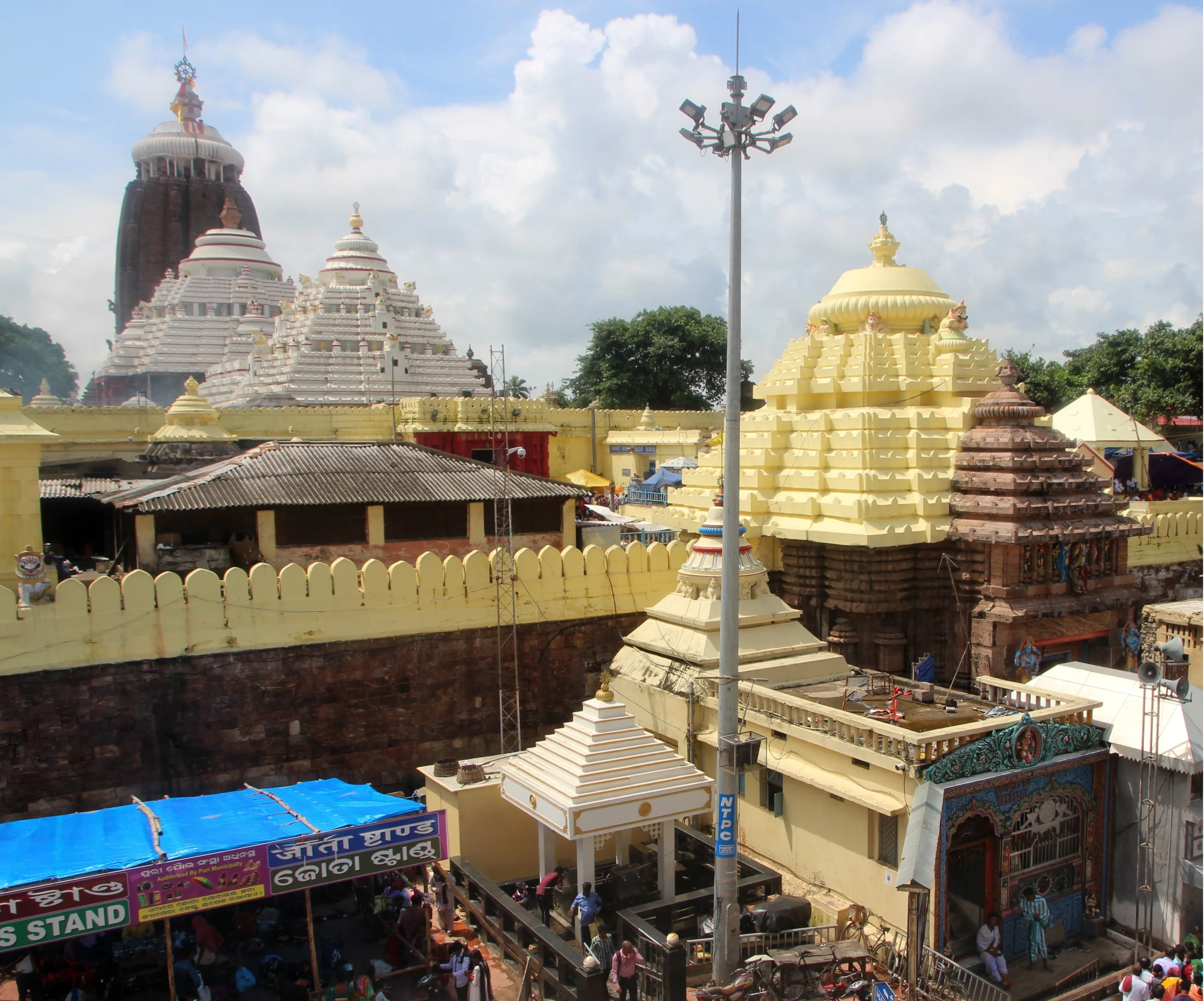 Jagannath Temple, Puri, Odisha, Hindu temple, temple complex, cultural site, religious architecture, bustling marketplace, devotees, Indian temples