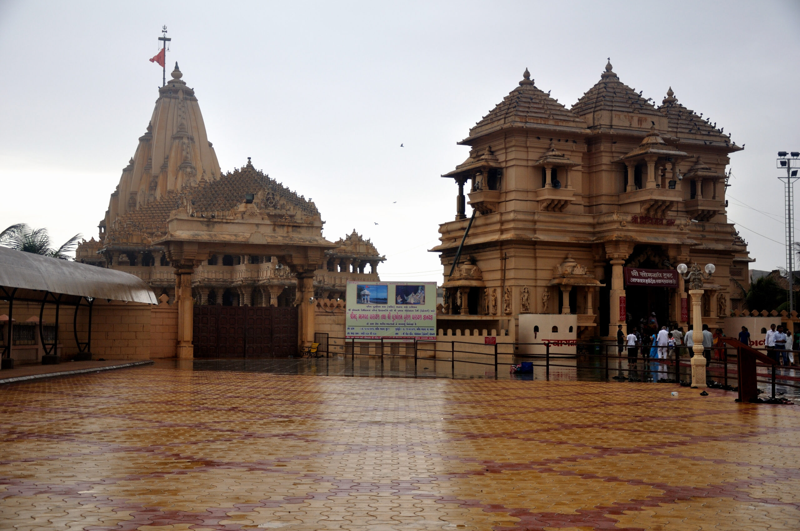 Somnath Temple, Jyotirlinga, Hindu temple, Indian architecture, pilgrimage site, religious site, Gujarat, spiritual tourism, temple complex, sacred architecture