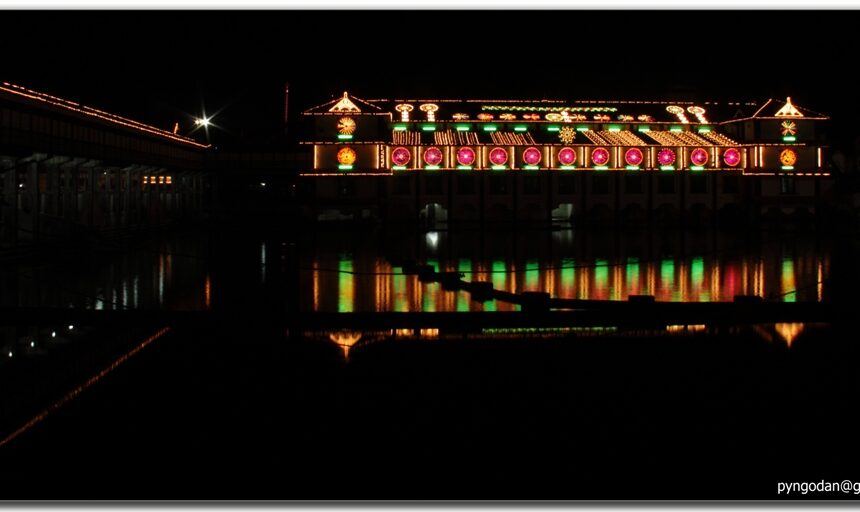 5248698928_9655e7a78d_o_Guruvayur_Temple_Kerala_flickr_com Guruvayur Temple, Kerala, night photography, temple reflection, illuminated temple, cultural architecture, Hindu temple, serene, mystical, traditional decorations