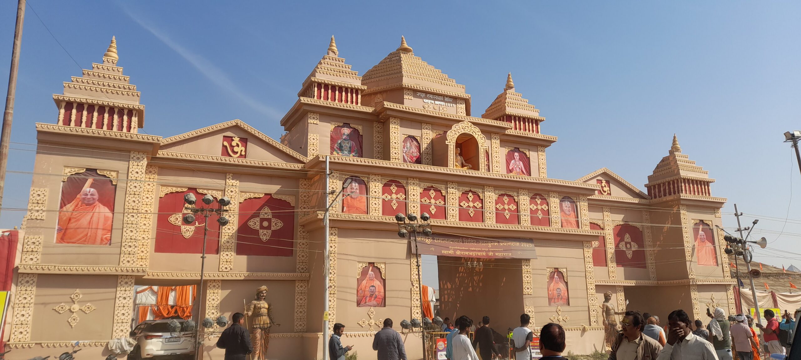 Tulasi Ashrama, Mahakumbha 2025, Prayagraj, religious architecture, Hindu leaders, cultural heritage, Prayagraj festival, spiritual gathering, Indian traditions, elaborate decorations