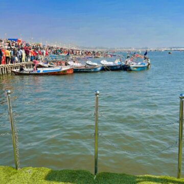 Mahakumbha, Prayagraj, Hindu festival, sacred river, pilgrimage, traditional boats, riverbank, vibrant crowd, festive atmosphere, religious gathering, Mahakumbha