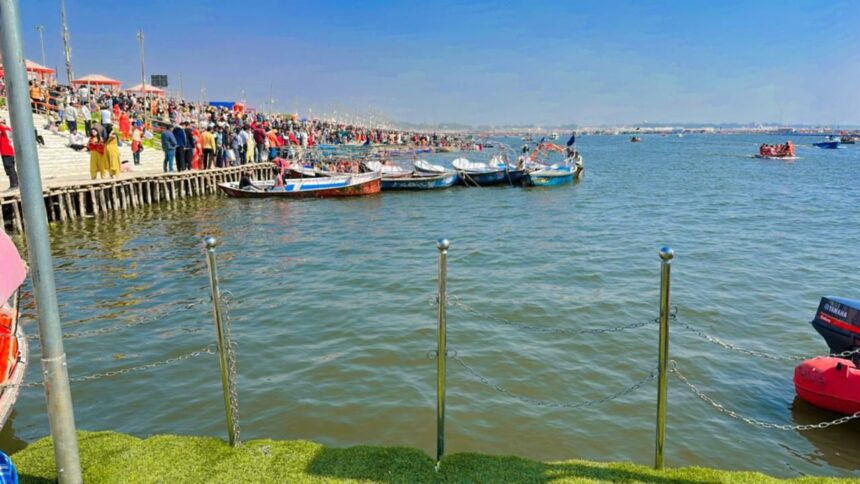 Mahakumbha, Prayagraj, Hindu festival, sacred river, pilgrimage, traditional boats, riverbank, vibrant crowd, festive atmosphere, religious gathering, Mahakumbha