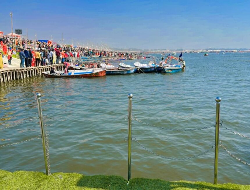 WhatsApp Image 2025-02-09 at 22.02.36_da02dc93 Anshul Mahakumbha, Prayagraj, Hindu festival, sacred river, pilgrimage, traditional boats, riverbank, vibrant crowd, festive atmosphere, religious gathering, Mahakumbha