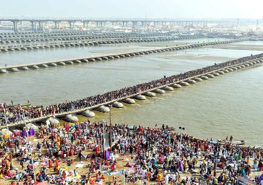 WhatsApp Image 2025-02-10 at 18.12.39_87aae59a Kumbh Mela, Triveni Sangam, Prayagraj, Hindu festival, religious gathering, pontoon bridges, aerial view, river confluence, mass pilgrimage, cultural heritage, Mahakumbha 2025