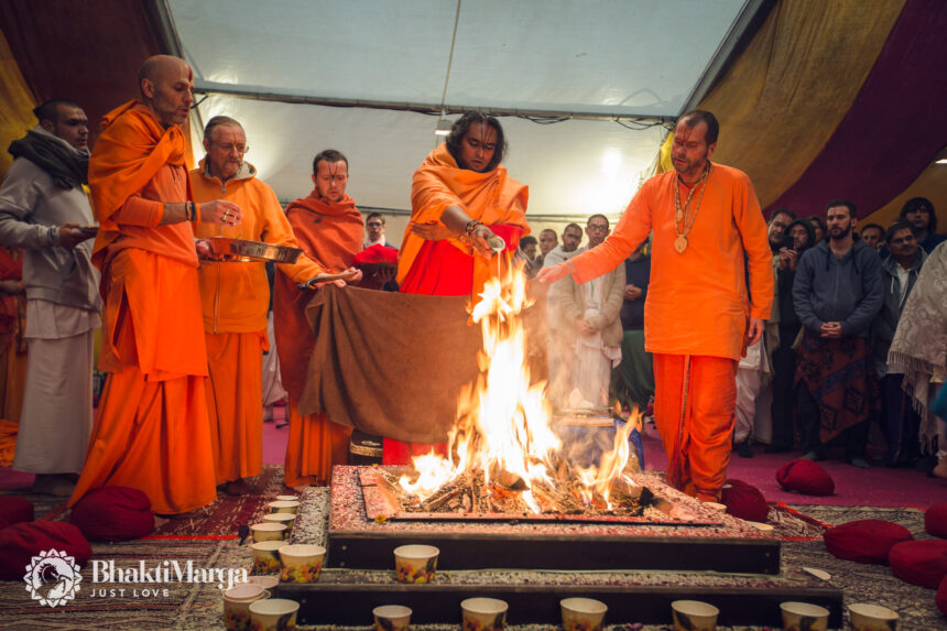 43443944365_13ff88c239_o Yajna, Rigveda, Vedic Ritual, Agni Mantra, Havan, Fire Ceremony, Hinduism, Vedic Chanting, Divine Protection, Spiritual Defense, Bhakti Marga